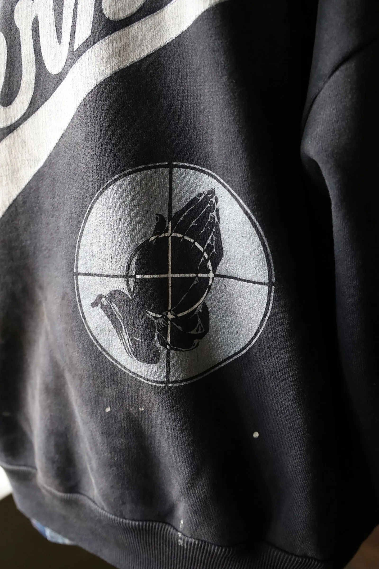 SAINT Mxxxxxx × FEAR OF GOD FG_HOODIE/SNT OF GOD/BLK FOG joint model ETERNAL praying crosshair distressed hoodie. Washed black S-XL. This season's popular super popular joint model. The original version is the same. Thin spring and summer fabrics. The upper body is comfortable. The BOXY version of the short fat wide shoulder line. Fashion darling wears it with a high-end feel. Heavy washing and water fading technology. The horse is repositioned. Excessive wear and damage graffiti treatment. Correct version FOG joint main mark/wash water mark/little angel label